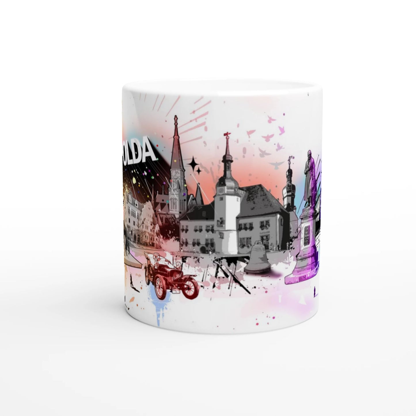 Weiße Keramiktasse mit farbenfrohem Apolda-Motiv. Das Design zeigt eine künstlerisch gestaltete Skyline der Stadt Apolda mit bekannten Gebäuden, Denkmälern, einem Oldtimer und farbigen Spray-Effekten im Street-Art-Stil. Im Zentrum steht der Schriftzug ‚APOLDA‘ vor einem bunten, dynamischen Hintergrund.