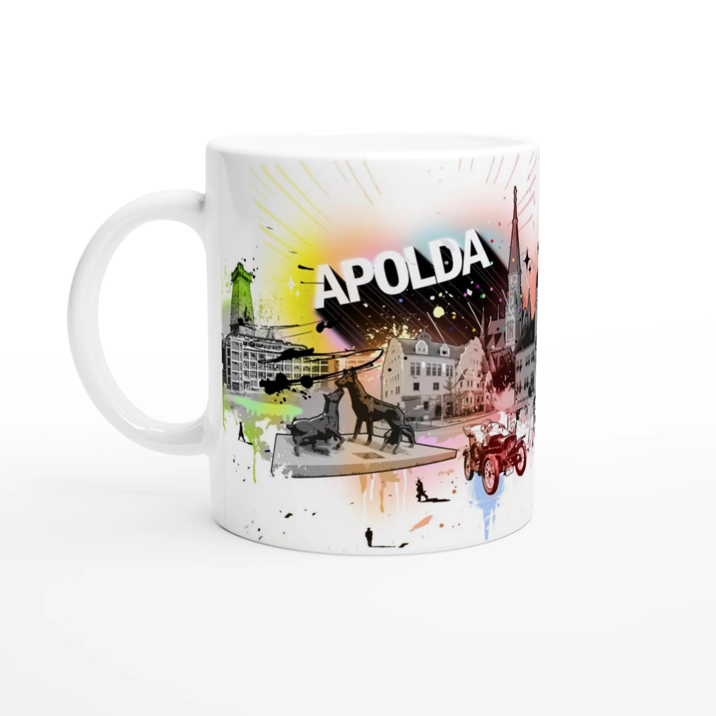 Weiße Keramiktasse mit farbenfrohem Apolda-Motiv. Das Design zeigt eine künstlerisch gestaltete Skyline der Stadt Apolda mit bekannten Gebäuden, Denkmälern, einem Oldtimer und farbigen Spray-Effekten im Street-Art-Stil. Im Zentrum steht der Schriftzug ‚APOLDA‘ vor einem bunten, dynamischen Hintergrund.
