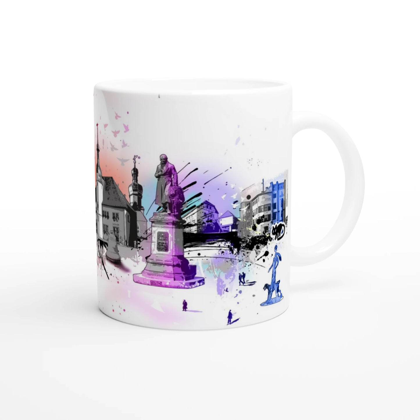 Weiße Keramiktasse mit farbenfrohem Apolda-Motiv. Das Design zeigt eine künstlerisch gestaltete Skyline der Stadt Apolda mit bekannten Gebäuden, Denkmälern, einem Oldtimer und farbigen Spray-Effekten im Street-Art-Stil. Im Zentrum steht der Schriftzug ‚APOLDA‘ vor einem bunten, dynamischen Hintergrund.